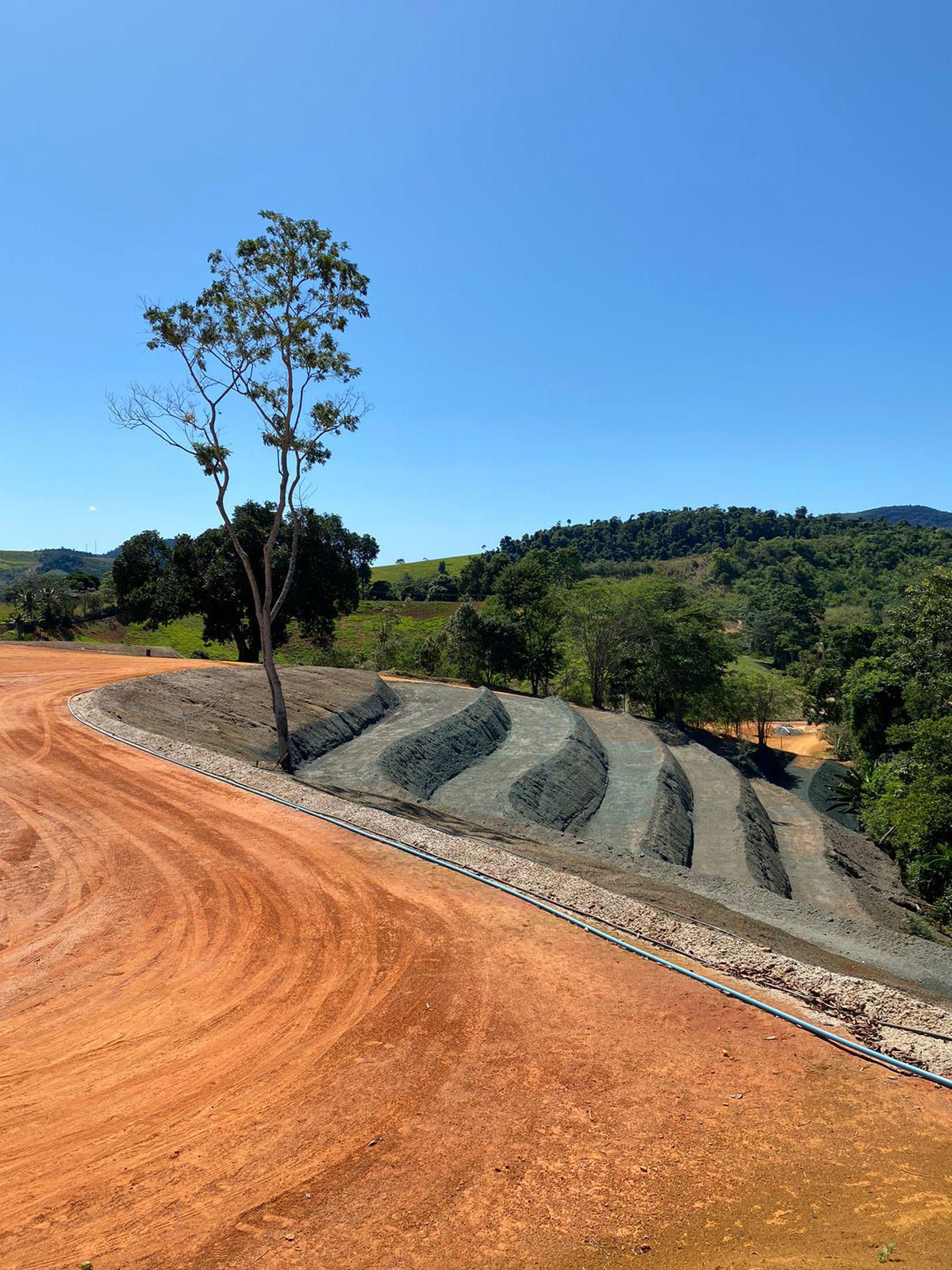 Aplicação de grama líquida por hidrossemeadura em talude