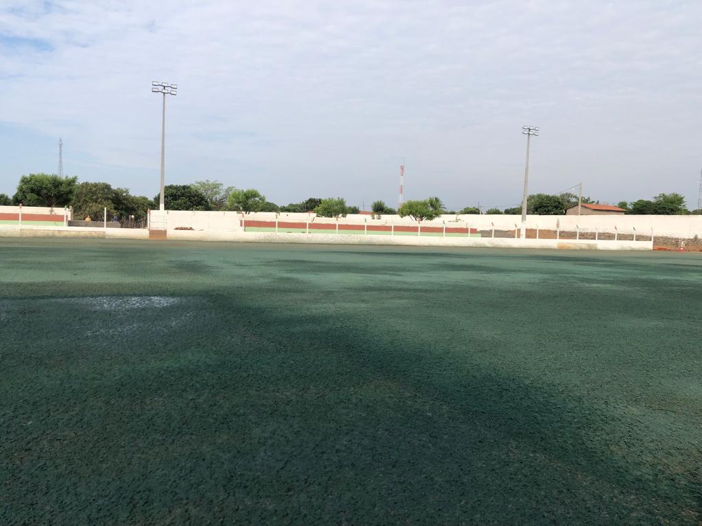 Campo esportivo com grama formada