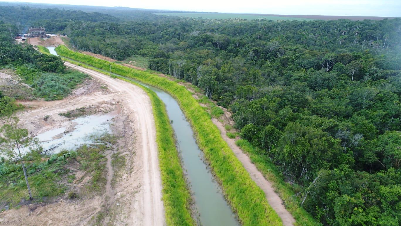Vista aérea de canal com margens verdes