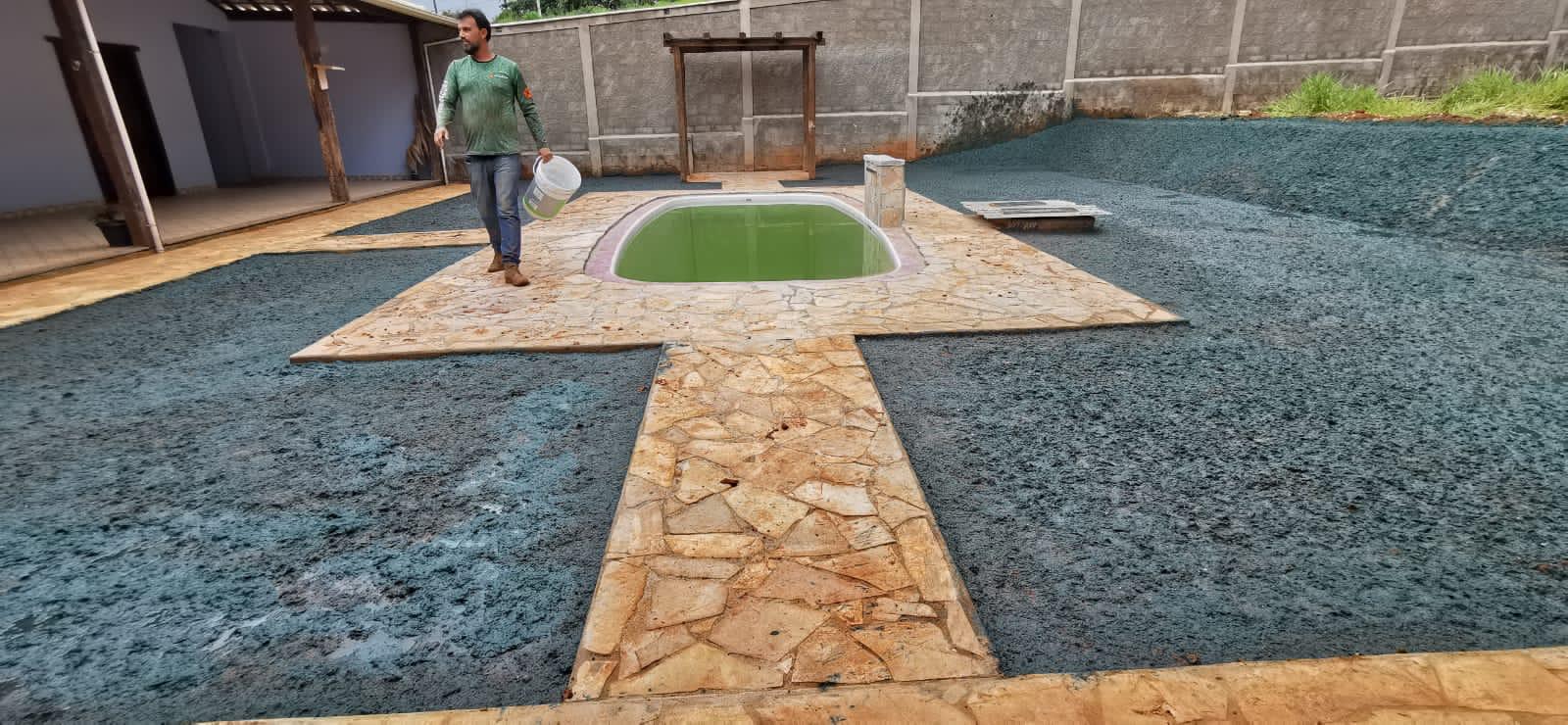 Área residencial com piscina e grama aplicada