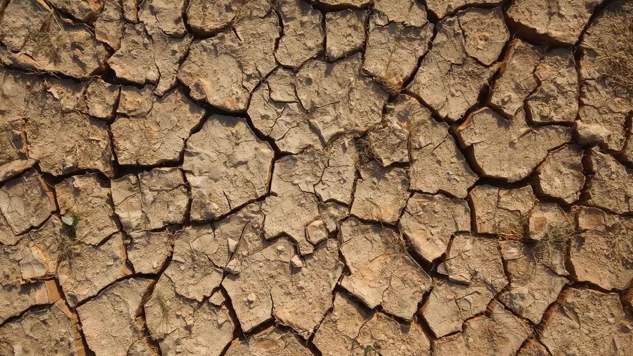 Solo seco, rachado e degradado pela erosão